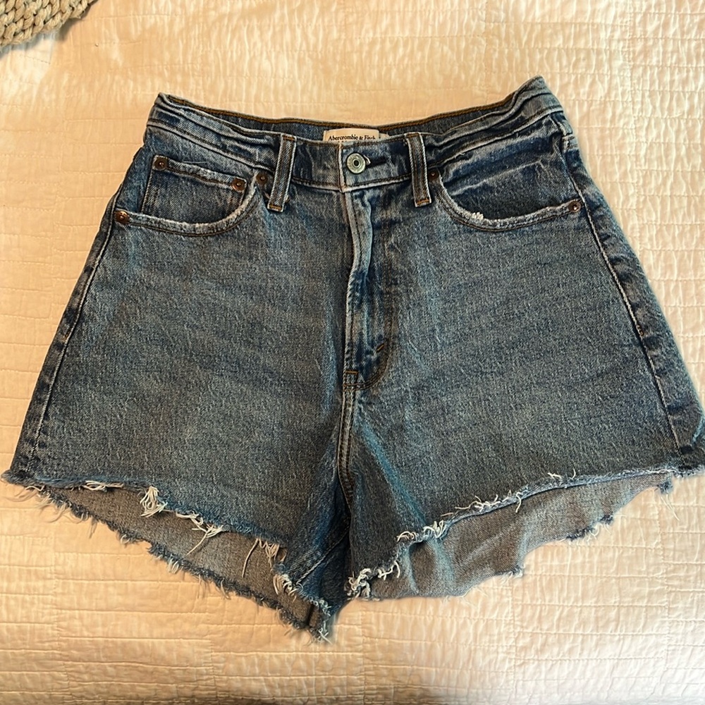 A&F ‘90s Relaxed Cutoff Short High Rise Curve Love